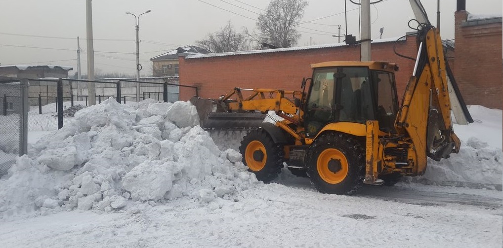 Экскаватор погрузчик для уборки снега и погрузки в самосвалы для вывоза в Александро-Невском