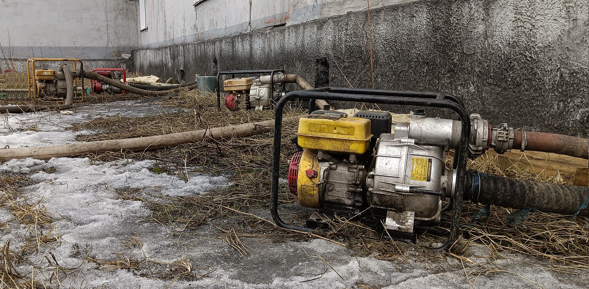 Откачка мотопомпами талой воды из подвала дома в Спасске-Рязанском